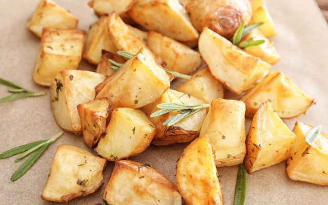 Batata assada na airfryer temperada com ervas frescas
