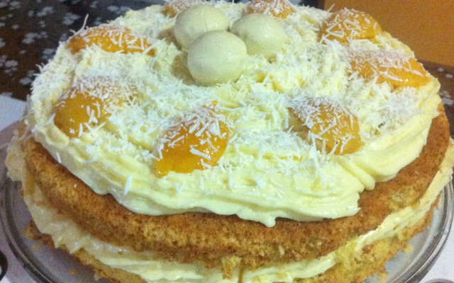 Naked cake de chocolate com brigadeiro branco e frutas vermelhas