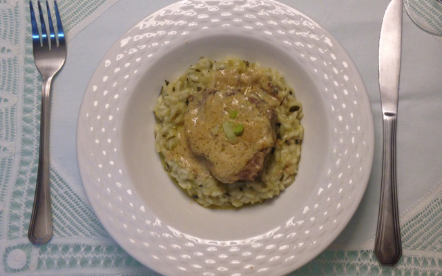 Filé mignon ao molho de mostarda com risoto de alho-poró