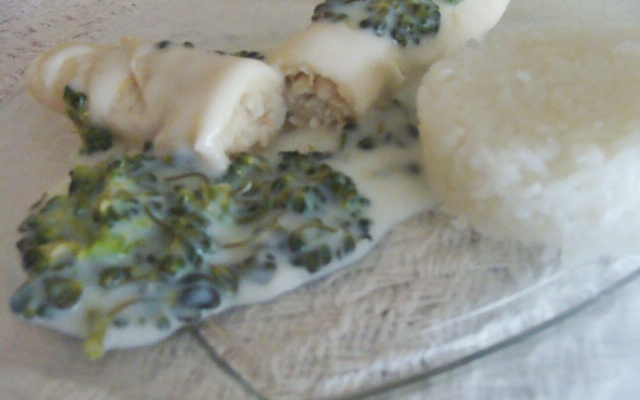 Panqueca de filé de merluza ao molho branco e brócolis