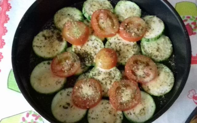 Petisco fácil de abobrinha e tomate