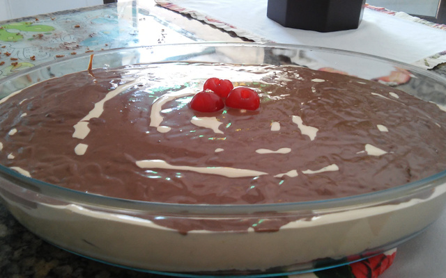 Bolo de chocolate com cereja