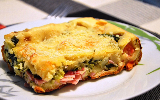 Torta temperada de pizza de brócolis