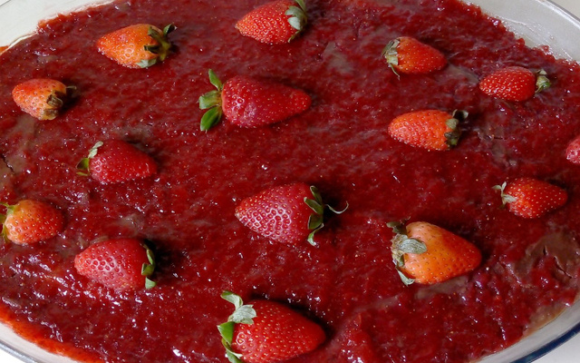 Torta de chocolate e morangos