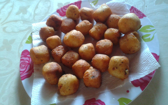 Bolinho de salsicha com massa de aipim