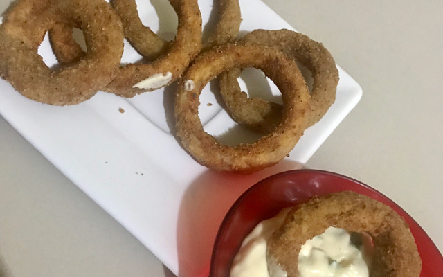 Cebolas empanadas (onion rings) e molho barbecue
