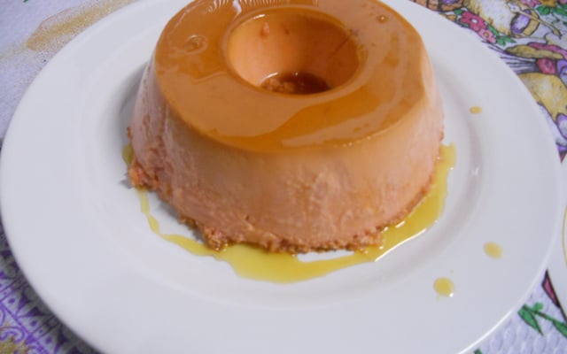 Pudim de leite condensado com creme de leite e calda de açúcar