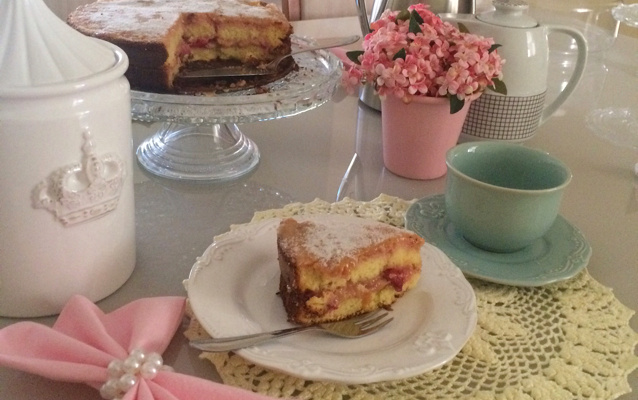 Bolo com doce de leite e morango da Tamy