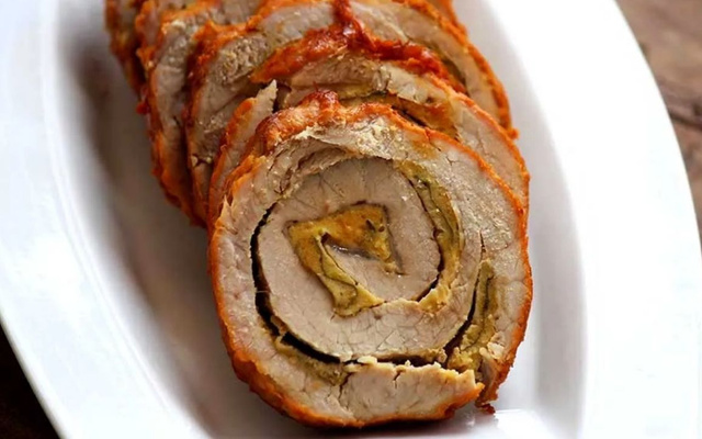 Lombo recheado com sálvia empanada em rodelas