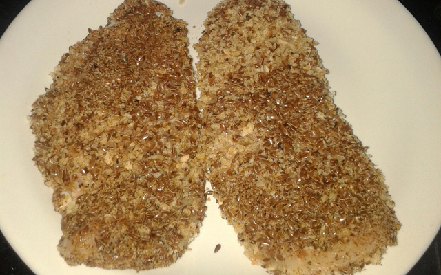 Peito de frango com crosta de linhaça