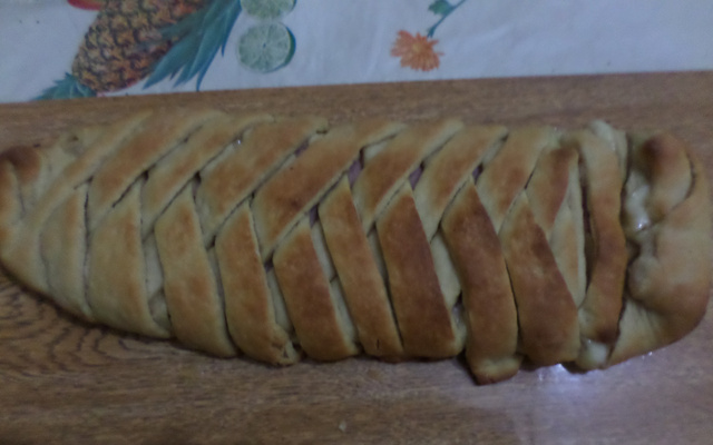 Pão semi folhado de presunto