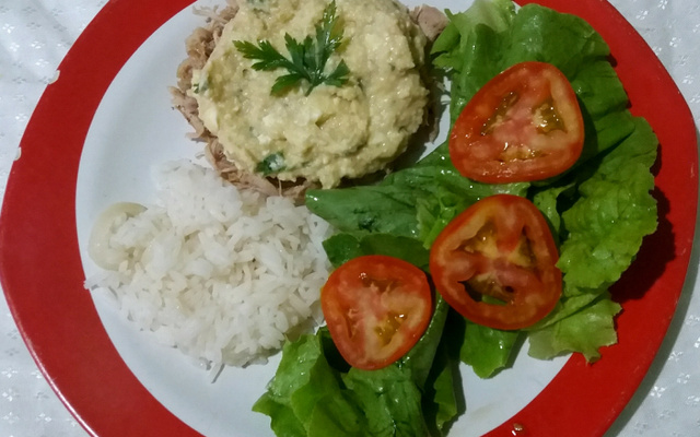 Frango com pasta de grão de bico (homus)