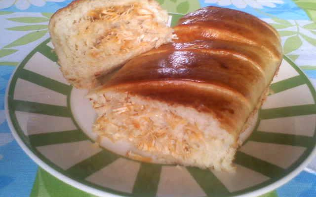 Pão de batata recheado com frango e queijo