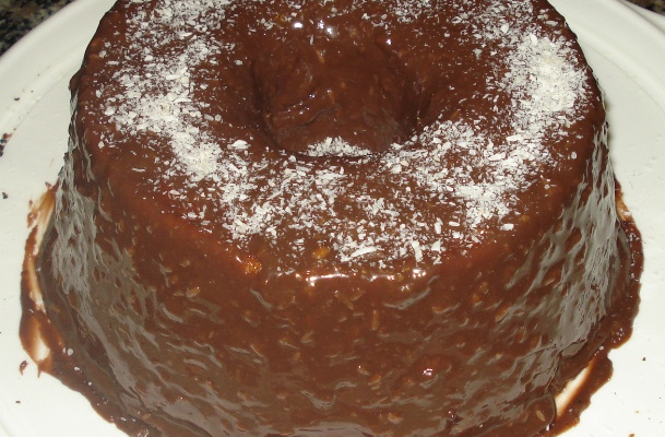 Bolo simples com cobertura de chocolate