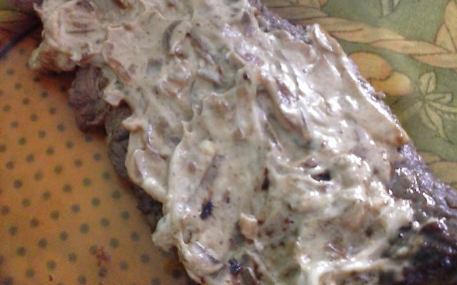 Bife acebolado com molho de maionese
