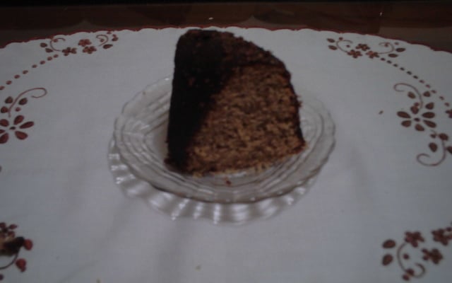 Bolo de café com cobertura de chocolate