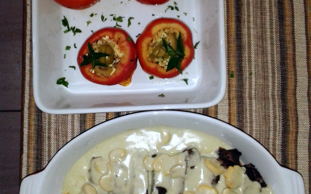 Filé mignon ao molho gorgonzola e tomates recheados