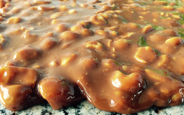 Pé de moleque de macadâmia