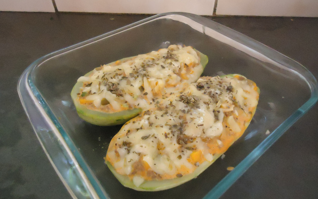 Abobrinha recheada com frango (Zapalito)