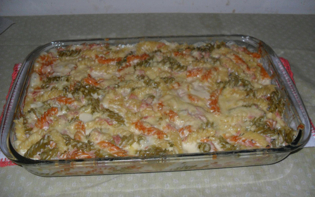 Macarrão tricolor ao molho de queijo e presunto