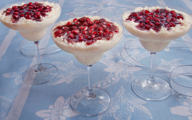 Arroz doce com calda de romã