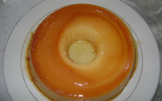 Pudim de leite condensado com pão amannhecido