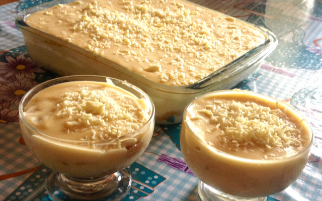 Pavê de mousse de maracujá e brigadeiro branco
