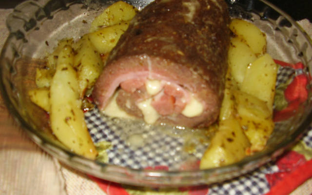Rocambole de queijo e presunto com calabresa