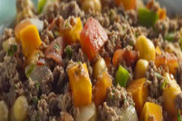 Molho de carne moída com legumes enlatados