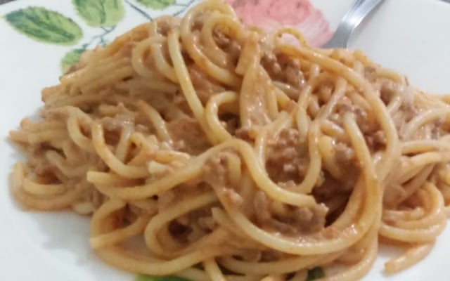 Macarrão com carne moída e creme de leite