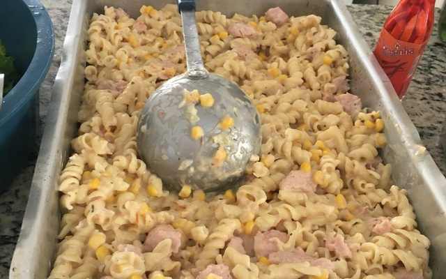 Macarrão com linguiça ao molho de requeijão