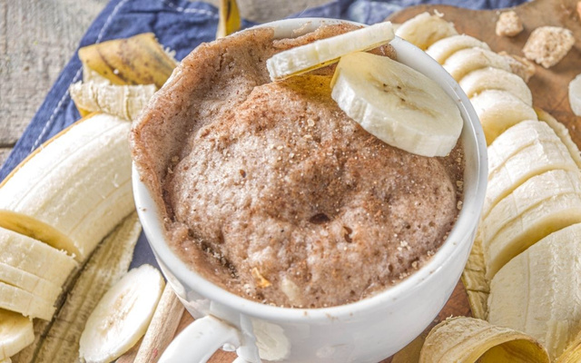 Bolo de banana de caneca sem glúten e sem lactose