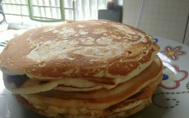 Panqueca americana com calda de chocolate