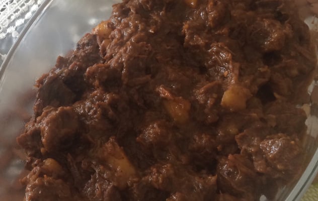 Carne guisada de panela com batatas