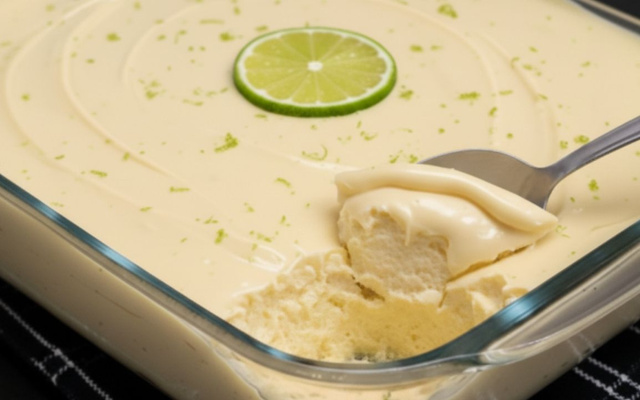 Bombom de limão na travessa decorado com raspas de limão