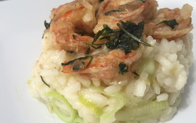 Risoto de alho-poró com camarão à provençal