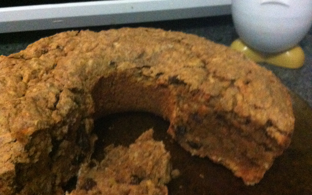 Bolo integral diet de cenoura, maçã, castanha e passas