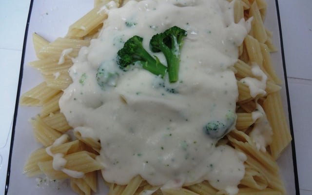 Macarrão ao molho de queijo e brócolis