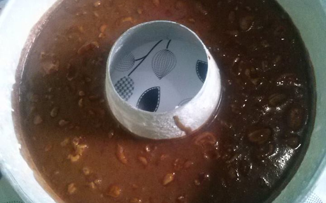 Bolo fácil chocolate com recheio de castanha de caju