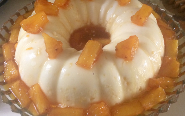 Manjar de coco com calda de abacaxi