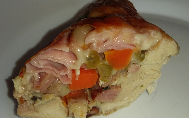 Frango desossado recheado com presunto, queijo e bacon