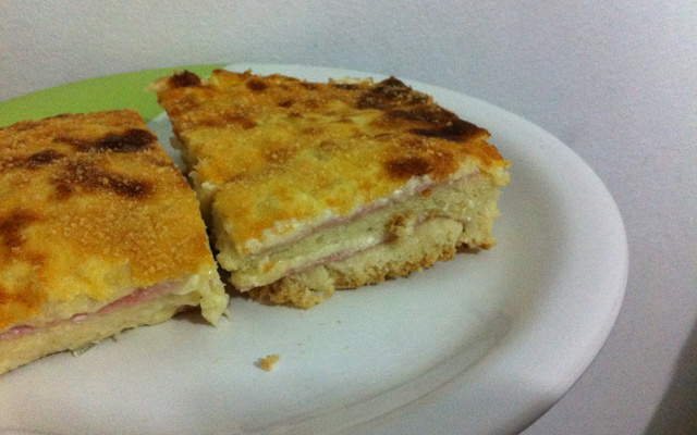 Torta de pão de forma no forno.