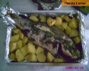 Tainha ou Cioba recheada e assada com batatas