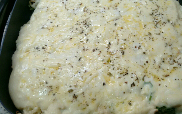 Torta cremosa de arroz com recheio de camarão