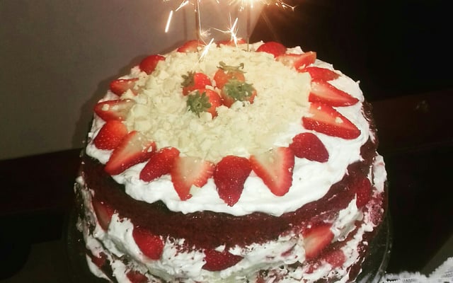 Bolo red velvet com nozes