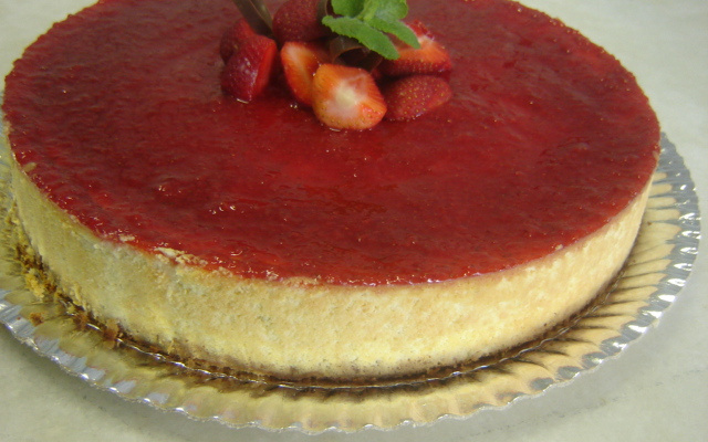 Cheesecake com molho de morangos