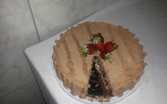 Bolo de chocolate com recheio de morango