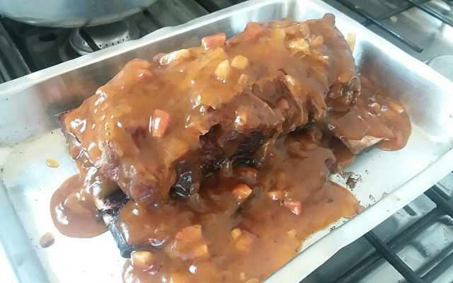 Costela de boi na panela de pressão com molho madeira falso