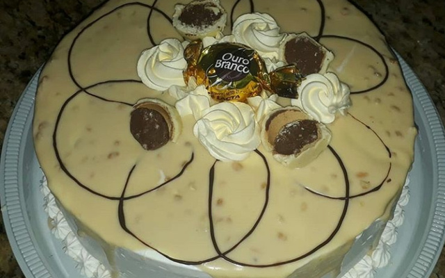 Bolo de bombom com recheio crocante sabor chocolate e cobertura sabor chocolate branco
