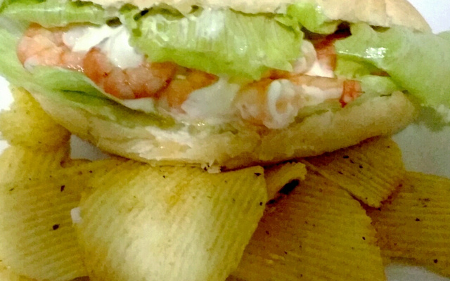 Sanduíche de camarão com requeijão